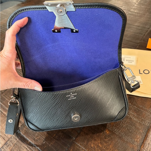 Louis Vuitton Buci Crossbody Black Epi Leather - EXCELLENT Condition - Picture 5 of 15